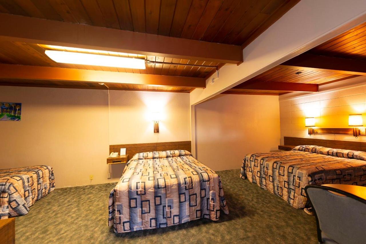 Cedar Inn Маккук Екстериор снимка