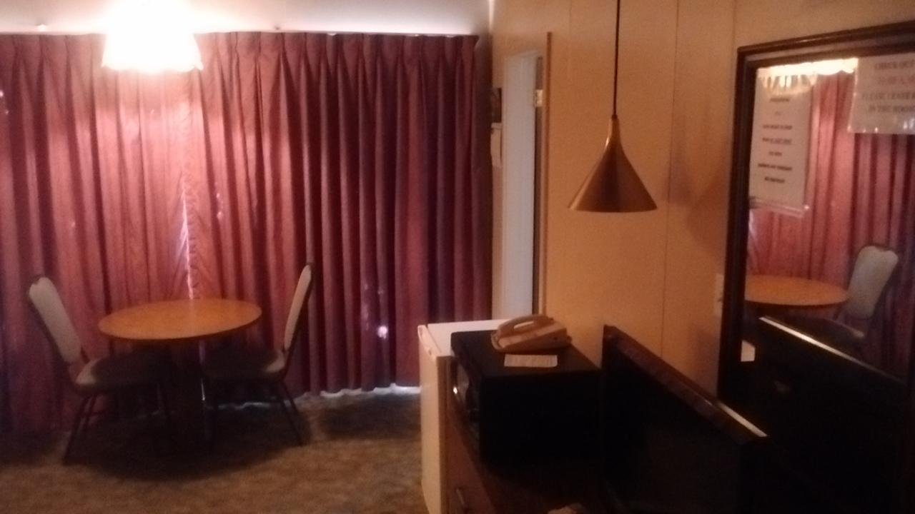 Cedar Inn Маккук Екстериор снимка